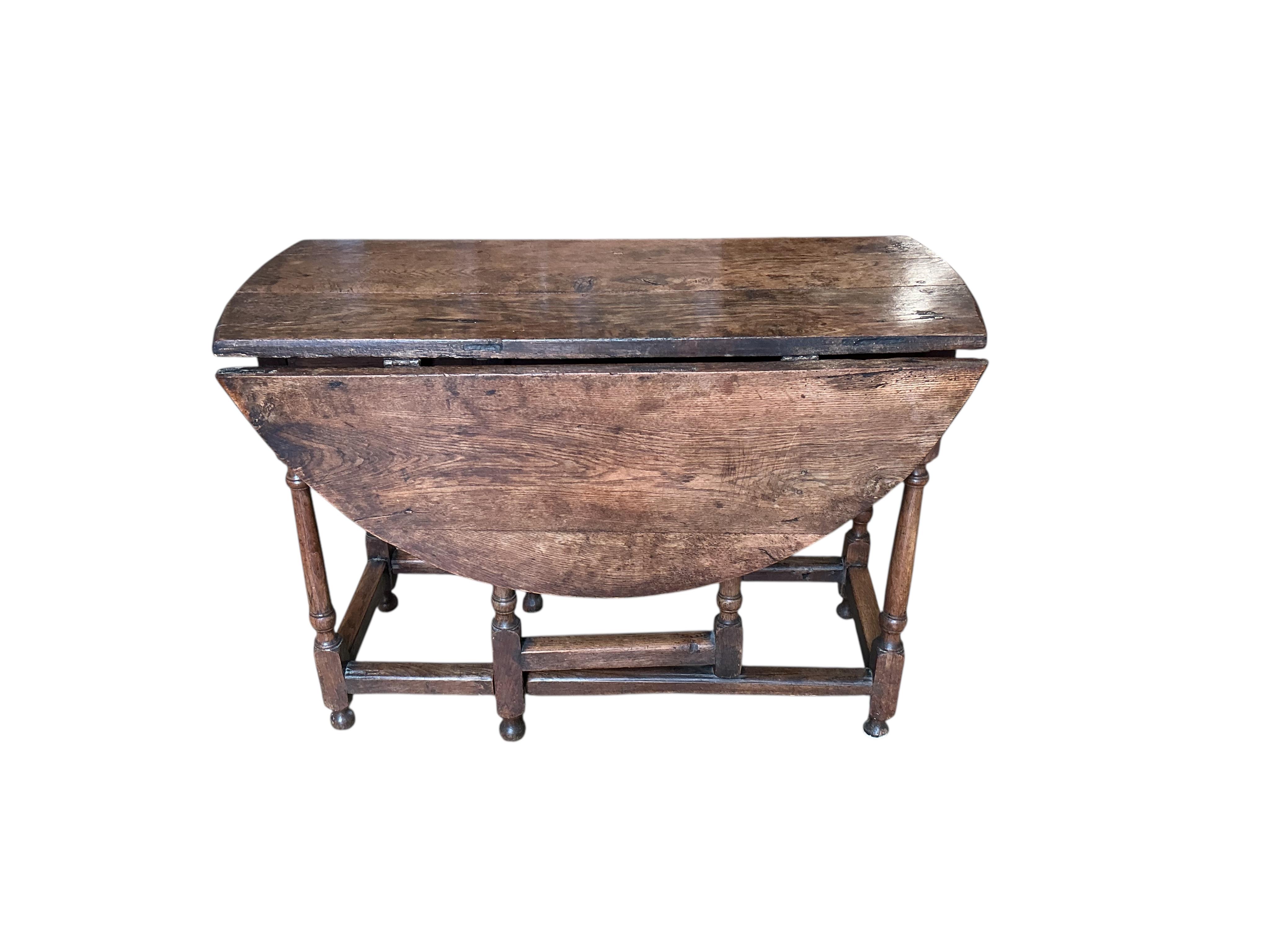 An 18th century oak gateleg table, width 100cm, depth 47cm, height 70cm